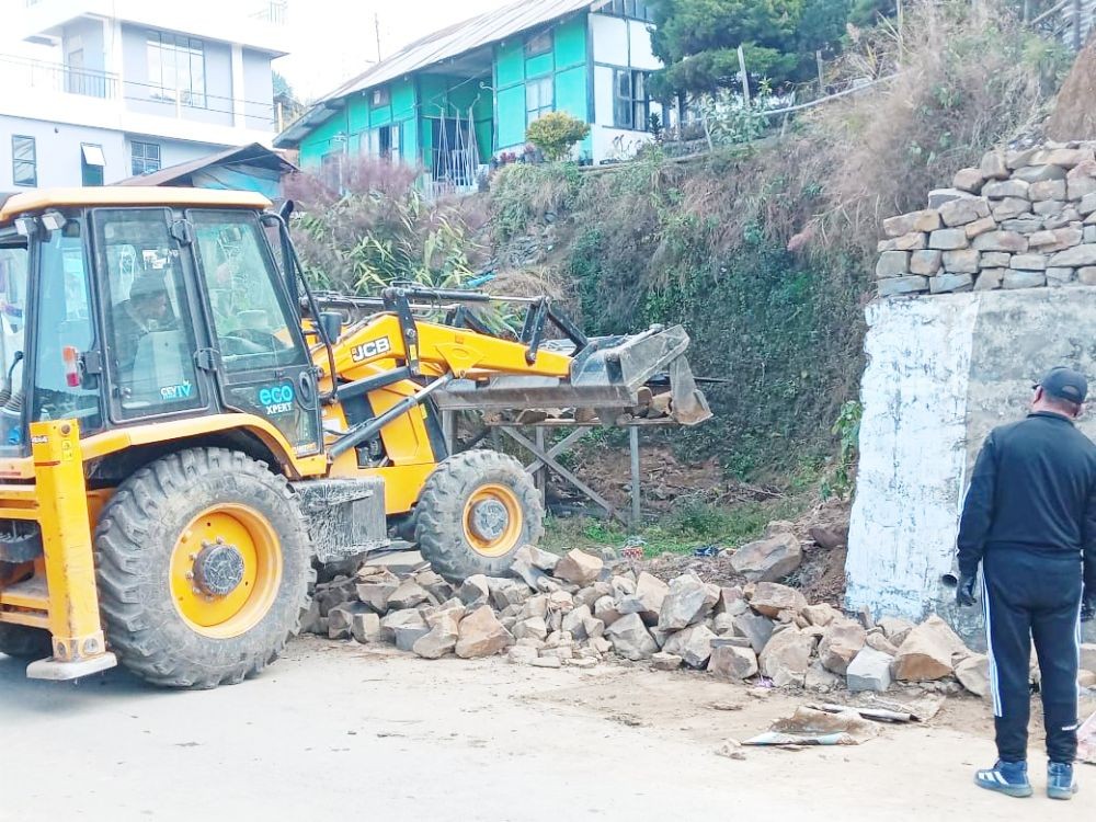 The Wokha district administration removing unauthorised structures within “compensated land” along National Highway-61 (New NH-2) from KM 72.400 to KM 83.000 in Wokha on February 12. (Morung Photo)